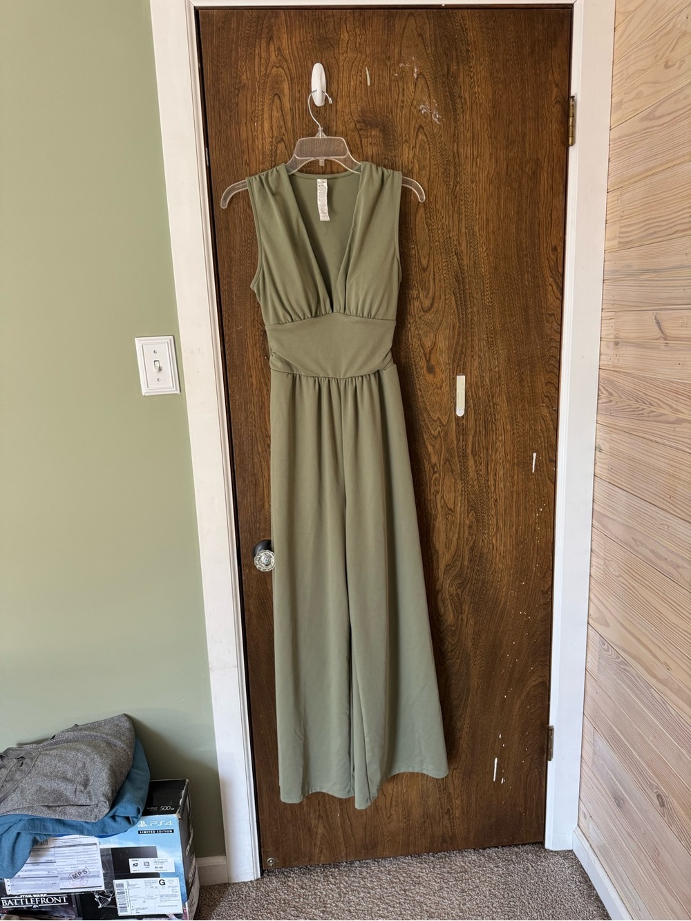 HALARA Olive Green Sleeveless V-Neck Jumpsuit